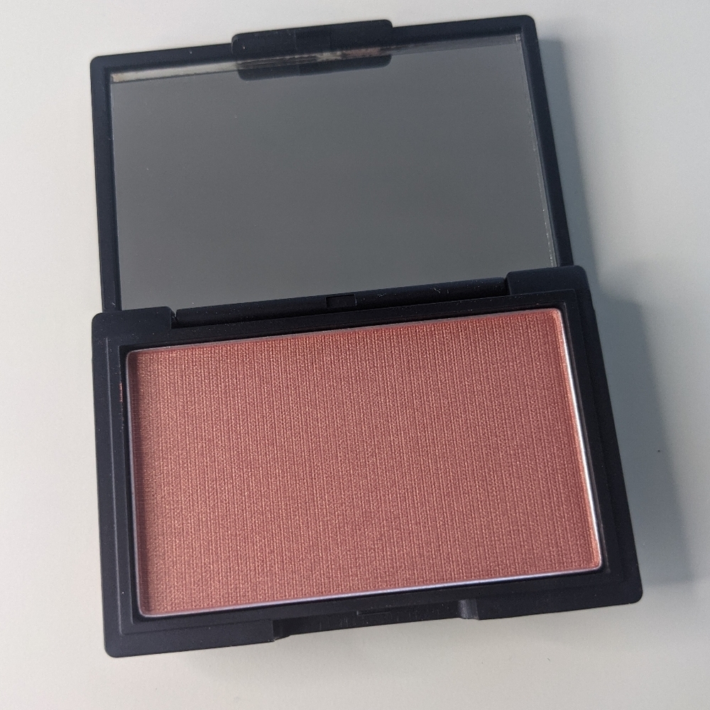 New Makeup set of 3 items: blush, glow highlighter, eyeshadow. - Picture 7 of 10